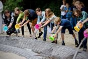 15 Jahre Evangelische Schule Lichtenberg – Beate Sommerfeldt weiht gemeinsam mit den SchülersprecherInnen das Gelände des neuen Wasserspielplatzes ein. Foto: Jürgen Bosenius