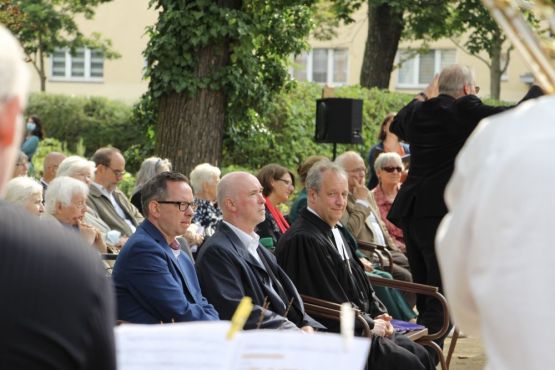 Von der Sonne verwöhnt – Festgottesdienst: 100 Jahre Kirche und 125 Jahre Gemeinde Johannisthal. Foto: Jürgen Bosenius / kklios.de