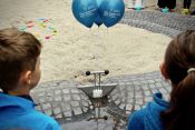 15 Jahre Evangelische Schule Lichtenberg – Detail des neuen Wasserspielplatzes. Foto: Jürgen Bosenius