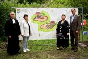15 Jahre Evangelische Schule Lichtenberg – Hans-Georg Furian, Irene Melzer, Beate Sommerfeldt und Frank Olie vor dem Plan des neuen Wasserspielplatzes. Foto: Jürgen Bosenius