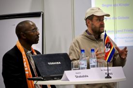 Pfarrer Zwanini Shabalala aus unserem Partnerkirchenkreis in Swasiland stellte unter dem Titel „How the Reformation Empowered the Lutheran Church in Swaziland“ – moderiert von Dr. Reinhard Kees – die Situation in seinem Heimatland dar. Foto: Jürgen Bosenius