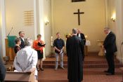 Der Gemeindekirchenrat der Ev. Kirchengemeinde Berlin-Marzahn und Superintendent Hans-Georg Furian - Verpflichtung und Segen. Foto: Jürgen Bosenius / kklios.de