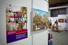 Berliner Kinderbibel auf dem Messegelände: Die Klassen 5b und 6a der Ev. Grundschule Lichtenberg waren daran beteiligt. Foto: Jürgen Bosenius
