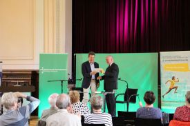 Ein Geschenk für Altbischof Wolfgang Huber von Superintendent Hans-Georg Furian beim Auftakt des 2. Lichtenberger Dialogs im Festsaal des Ev. Krankenhauses Königin Elisabeth Herzberge (KEH) am 21. Mai 2019. Foto: Jürgen Bosenius / kklios.de