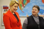 Bundesfamilienministerin Franziska Giffey und Schulleiterin Beate Sommerfeldt. Foto: Jürgen Bosenius / kklios.de