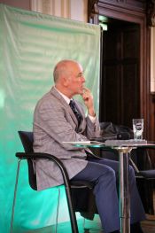 Superintendent Hans-Georg Furian beim Abschluss des 2. Lichtenberger Dialogs im Festsaal des Ev. Krankenhauses Königin Elisabeth Herzberge (KEH) am 14. September 2019. Foto: Maria Förster-Triebner / kklios.de