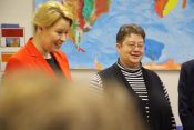 Bundesfamilienministerin Franziska Giffey und Schulleiterin Beate Sommerfeldt. Foto: Jürgen Bosenius / kklios.de