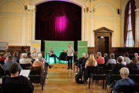 Prof. Christoph Butterwegge und Superintendent Hans-Georg Furian beim Abschluss des 2. Lichtenberger Dialogs im Festsaal des Ev. Krankenhauses Königin Elisabeth Herzberge (KEH) am 14. September 2019. Foto: Jürgen Bosenius / kklios.de