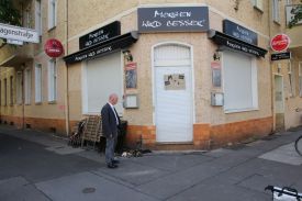 Superintendent Hans-Georg Furian vor der durch einen Brandanschlag völlig zerstörten Kiez-Kneipe in der Fanningerstraße. Foto: kklios.de