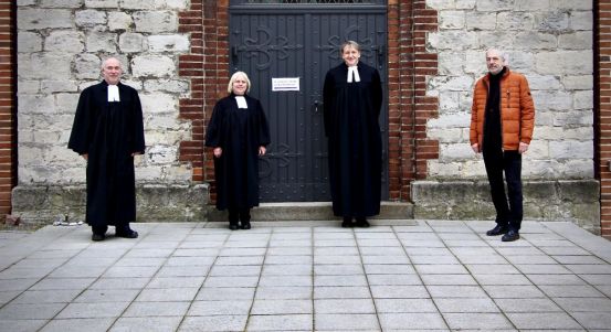 Vor der Biesdorfer Gnadenkirche (v.l.n.r.): Superintendent Hans-Georg Furian, Pfarrerin Claudia Pfeiffer, Pfarrer Steffen Köhler und GKR-Vorsitzender Norbert Springer. Foto: Jürgen Bosenius / kklios.de
