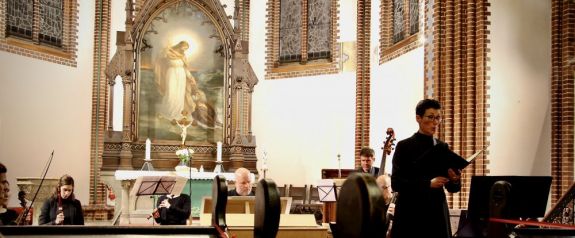 Das Ensemble Märkisch Barock unter Leitung von Kreiskantor Martin Knizia (Mitte) und Solistin Hildegard Rützel, Alt (rechts). Foto: Jürgen Bosenius / kklios.de