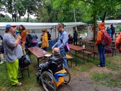 Dem Regen getrotzt – Diakonie-Sommerfest im Pfarrgarten der Ev. Kirchengemeinde Lichtenberg. Foto: SOZDIA STIFTUNG BERLIN