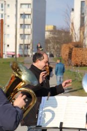 Friedensandacht vor der „Kapelle der Versöhnung“ an der Bernauer Str. mit den Bläserbeauftragten Jürgen Hahn und Michael Knake. Foto: Jürgen Bosenius / kklios.de