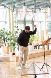 Workshop vor der Friedensandacht vor der „Kapelle der Versöhnung“ an der Bernauer Str. mit den Bläserbeauftragten Jürgen Hahn und Michael Knake. Foto: Jürgen Bosenius / kklios.de