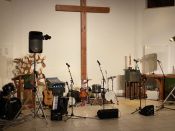 Mehr als 80 Besucherinnen und Besucher beim Auftakt von „GOTT SEI DANK, WOCHENENDE!“ mit der Irish Folk-Band CLOVER im Gemeindezentrum Hellersdorf. Foto: ekbso.de