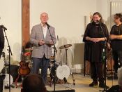 Mehr als 80 Besucherinnen und Besucher beim Auftakt von „GOTT SEI DANK, WOCHENENDE!“ mit der Irish Folk-Band CLOVER im Gemeindezentrum Hellersdorf. Foto: ekbso.de