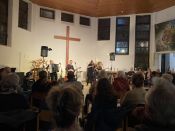Mehr als 80 Besucherinnen und Besucher beim Auftakt von „GOTT SEI DANK, WOCHENENDE!“ mit der Irish Folk-Band CLOVER im Gemeindezentrum Hellersdorf. Foto: ekbso.de