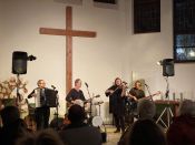 Mehr als 80 Besucherinnen und Besucher beim Auftakt von „GOTT SEI DANK, WOCHENENDE!“ mit der Irish Folk-Band CLOVER im Gemeindezentrum Hellersdorf. Foto: ekbso.de