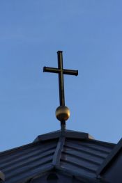 Kurz nach dem Osternachtgottesdienst am frühen Morgen des Ostersonntag in Berlin-Hellersdorf. Foto: kklios
