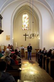 Pfarrer Frederik Spiegelberg während der Andacht am Ostermontag in der Dorfkirche Berlin Alt-Marzahn im Rahmen des ökumenischen Osterweges. Foto: kklios