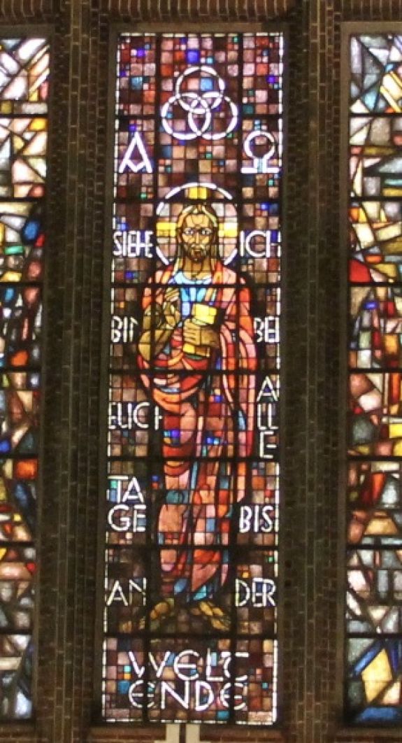 Das Altarfenster in der Bekenntniskirche mit Matthäus 28,20: „Und siehe, ich bin bei euch alle Tage bis an der Welt Ende.“ Foto: Jürgen Bosenius / kklios.de