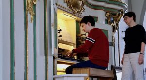 Orgelspieler und Referentin gleichermaßen konzentriert. Foto: Jürgen Bosenius/kklios