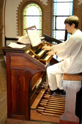 Kreiskantorin Beate Kruppke machte den Auftakt der Orgelnacht und begeisterte die Konzertbesucherinnen und -besucher in der Pfarrkirche Altglienicke mit Werken von Johann Sebastian Bach und Dietrich Buxtehude. Foto: kklios