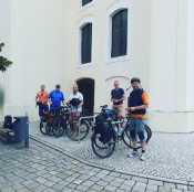 Ev. Kirchengemeinde Lichtenberg: Männerfahrradpilgern an der Neiße. Foto: Ev. Kirchengemeinde Lichtenberg