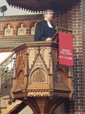 Evang. Paul-Gerhardt-Kirchengemeinde Lichtenberg – Herzlich willkommen Pfarrer Dr. Lennart Schirr! Foto: Astrid Groth