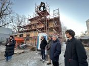 (V.l.n.r.:) Maike Schöfer, Pfarrerin Adlershof, Marcel Klebs, Planer, Ulrich Kastner, Kitaträger Berlin Süd-Ost, Prof. Dipl.-Ing. Karl-Heinz Winkens, Architekt, und Pavel Shergin, Planer. Foto: ekbso.de