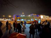 Alle Fotos hier! Weihnachtsbläserbus 2025: „Zugabe“-Rufe in Hellersdorf, wunderbarer Mitsing-Gottesdienst in der Erlöserkirche und 1.600 Euro für den Kältebus. Foto: Jürgen Bosenius