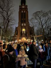 Alle Fotos hier! Weihnachtsbläserbus 2025: „Zugabe“-Rufe in Hellersdorf, wunderbarer Mitsing-Gottesdienst in der Erlöserkirche und 1.600 Euro für den Kältebus. Foto: Jürgen Bosenius