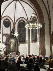 Alle Fotos hier! Weihnachtsbläserbus 2025: „Zugabe“-Rufe in Hellersdorf, wunderbarer Mitsing-Gottesdienst in der Erlöserkirche und 1.600 Euro für den Kältebus. Foto: Jürgen Bosenius