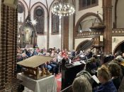 Alle Fotos hier! Weihnachtsbläserbus 2025: „Zugabe“-Rufe in Hellersdorf, wunderbarer Mitsing-Gottesdienst in der Erlöserkirche und 1.600 Euro für den Kältebus. Foto: Jürgen Bosenius