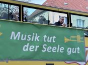 Alle Fotos hier! Weihnachtsbläserbus 2025: „Zugabe“-Rufe in Hellersdorf, wunderbarer Mitsing-Gottesdienst in der Erlöserkirche und 1.600 Euro für den Kältebus. Foto: Jürgen Bosenius