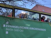 Alle Fotos hier! Weihnachtsbläserbus 2025: „Zugabe“-Rufe in Hellersdorf, wunderbarer Mitsing-Gottesdienst in der Erlöserkirche und 1.600 Euro für den Kältebus. Foto: Jürgen Bosenius