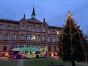 Alle Fotos hier! Weihnachtsbläserbus 2025: „Zugabe“-Rufe in Hellersdorf, wunderbarer Mitsing-Gottesdienst in der Erlöserkirche und 1.600 Euro für den Kältebus. Foto: Jürgen Bosenius