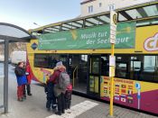 „Musik tut der Seele gut“ – Der Weihnachtsbläserbus des Ev. Kirchenkreises Berlin Süd-Ost trotzt der Kälte: Überraschte Tierpark-Gäste, Handy-Aufnahmen wie bei einem Rock-Konzert und ein ganz besonderer Moment. Foto: Jürgen Bosenius