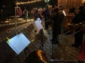 „Musik tut der Seele gut“ – Der Weihnachtsbläserbus des Ev. Kirchenkreises Berlin Süd-Ost trotzt der Kälte: Überraschte Tierpark-Gäste, Handy-Aufnahmen wie bei einem Rock-Konzert und ein ganz besonderer Moment. Foto: Jürgen Bosenius