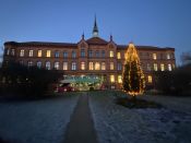 „Musik tut der Seele gut“ – Der Weihnachtsbläserbus des Ev. Kirchenkreises Berlin Süd-Ost trotzt der Kälte: Überraschte Tierpark-Gäste, Handy-Aufnahmen wie bei einem Rock-Konzert und ein ganz besonderer Moment. Foto: Jürgen Bosenius