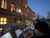 „Musik tut der Seele gut“ – Der Weihnachtsbläserbus des Ev. Kirchenkreises Berlin Süd-Ost trotzt der Kälte: Überraschte Tierpark-Gäste, Handy-Aufnahmen wie bei einem Rock-Konzert und ein ganz besonderer Moment. Foto: Jürgen Bosenius