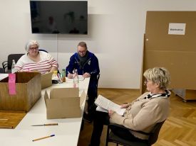 Der Wahlvorstand zählt die abgegebenen Stimmen am Abend des 25. März 2026 aus. Foto: ekbso.de
