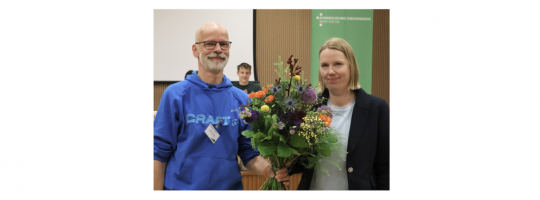 Nach der Wahl zur neuen Superintendentin des Ev. Kirchenkreises Berlin Süd-Ost: Präses Stefan Ebmeyer gratuliert Pfarrerin Judith Kierschke. Foto: ekbso.de