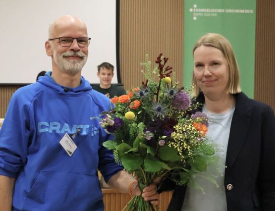 Nach der Wahl zur neuen Superintendentin des Ev. Kirchenkreises Berlin Süd-Ost: Präses Stefan Ebmeyer gratuliert Pfarrerin Judith Kierschke. Foto: ekbso.de