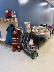 Viele Besucherinnen und Besucher beim Tag der offenen Tür mit Kinderflohmarkt in der Evangelischen Kita Fredersdorf. Foto: ekbso.de