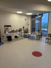 Viele Besucherinnen und Besucher beim Tag der offenen Tür mit Kinderflohmarkt in der Evangelischen Kita Fredersdorf. Foto: ekbso.de