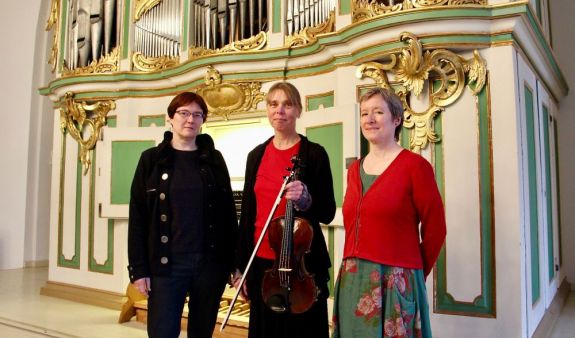 Kreiskantorin Beate Kruppke, Constanze Fiebig und Kordula Kral vor der Amalien-Orgel in Berlin-Karlshorst. Foto: Jürgen Bosenius