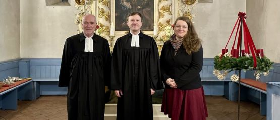 (V.l.n.r.:) Superintendent Hans-Georg Furian, Pfarrer Peter Neudorf und für den Gemeindekirchenrat (GKR), die GKR-Vorsitzende Johanna Reck. Foto: Jürgen Bosenius / Ev. Kirchenkreis Berlin Süd-Ost