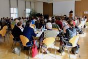 Konzentriert: Die Synodalen während des Nachmittagvortrags, den Pfarrer Edgar Dusdal über den „Sendbrief vom Dolmetschen“ von Martin Luther (1530) hielt. Foto: Jürgen Bosenius