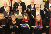 Das Weihnachtsoratorium „einmal ganz anders“ – der Studiochor Karlshorst unter Leitung von Cornelia Ewald, das Saxophonquartett 'claire obscur' und ein besonderer Abend in der Dorfkirche Friedrichsfelde. Foto: Jürgen Bosenius / EKBSO